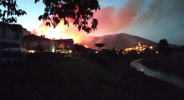 Vasto incendio sui monti pisani: squadre dei vigili del fuoco da mezza Toscana