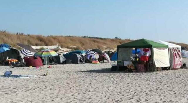 Campeggio abusivo sulla spiaggia, 12 sanzioni amministrative