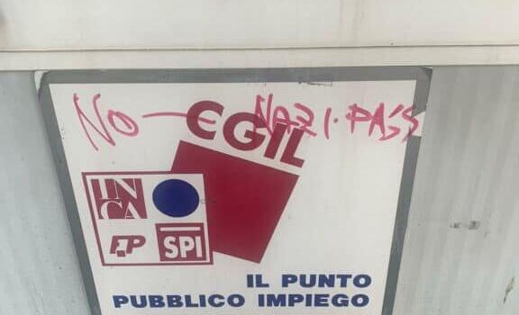 “No nazi pass”, imbrattata sede Fp Cgil all’ospedale Careggi di Firenze