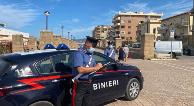 In piazza armato di coltello, arrestato dai Carabinieri