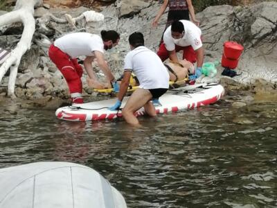 Soccorso dalla croce rossa sugli scogli a Talamone