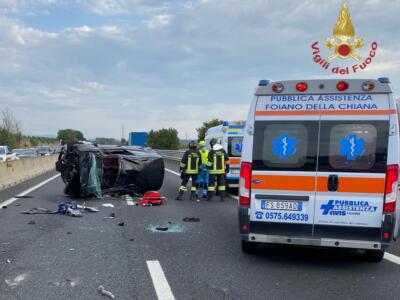 Incidente in autostrada A1, auto perde il controllo e si ribalta, 4 i feriti