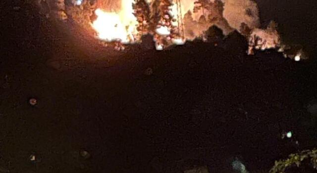 Incendio vicino alle case e al metanodotto, sospesa anche circolazione dei treni