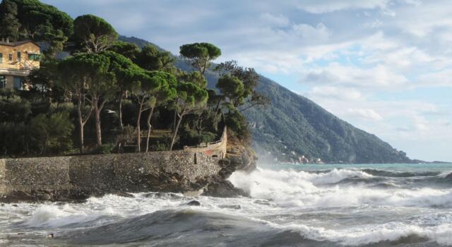 Maltempo, è allerta per mareggiate sulla costa