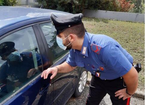 Denunciato dai Carabinieri ladro di oggetti in autovetture