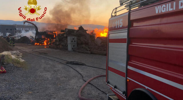 Vigili del Fuoco al lavoro per incendio a  Serravalle pistoiese