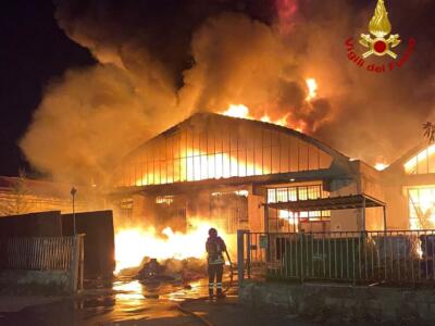 Prato, incendio in capannoni industriali a Montemurlo