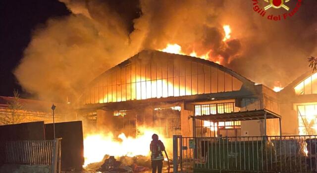 Prato, incendio in capannoni industriali a Montemurlo