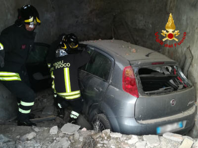 Incidente stradale a San Gimignano, perde il controllo e finisce dentro un fabbricato