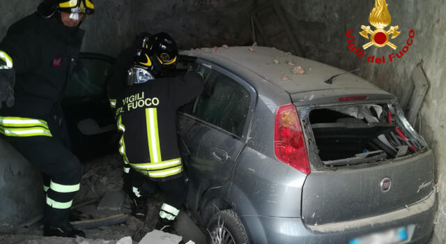 Incidente stradale a San Gimignano, perde il controllo e finisce dentro un fabbricato