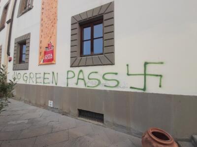 Svastiche e scritte no green pass su municipio Pontassieve