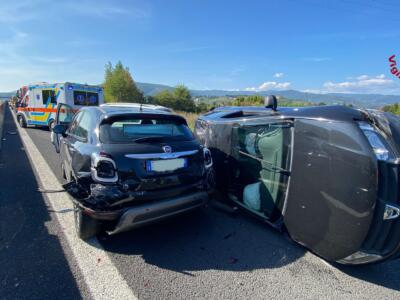 Coinvolte cinque auto in incidente stradale, diversi feriti