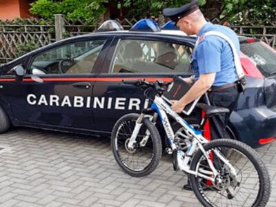 Rubava nei garage alla ricerca di costose biciclette, arresto a Prato