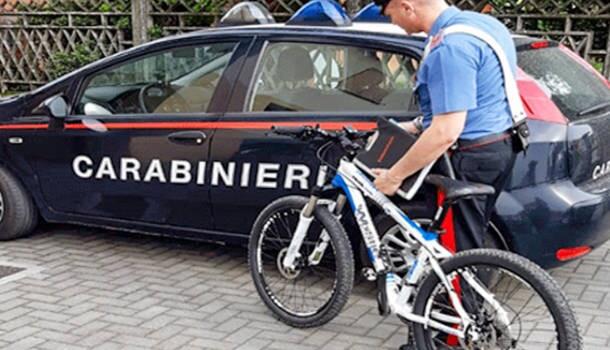 Rubava nei garage alla ricerca di costose biciclette, arresto a Prato