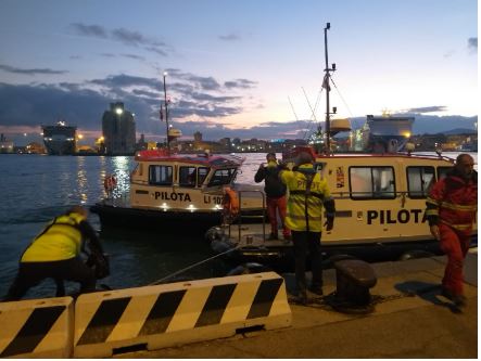 Uomo in stato confusionale ruba una pilotina nel porto di Livorno