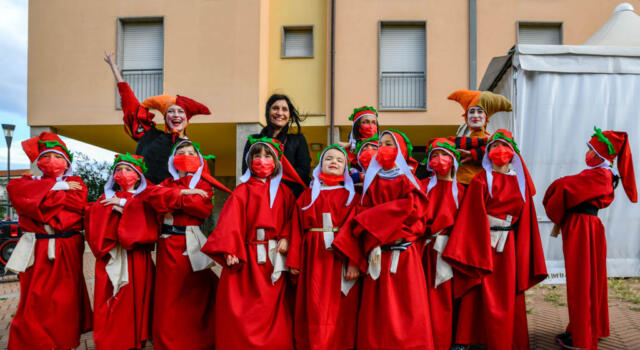 Dante in Piazza: Piazza Ficino invasa dai piccoli poeti in tunica rossa