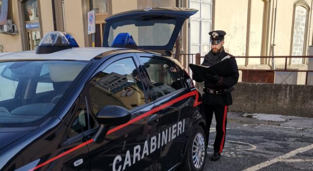 Lancia una bottiglia contro macchina in sosta, arrestato nuovamente dai carabinieri nel giro di pochi giorni