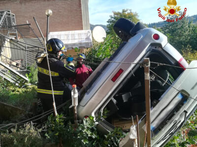 Auto in sosta precipita in una scarpata, nessuno era a bordo