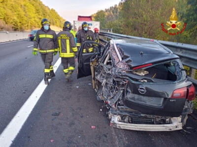 Incidente stradale in autostrada tra un mezzo pesante e un auto, un ferito