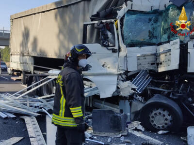 Incidente in autostrada tra due mezzi pesanti, liberato conducente dai Vigili del fuoco