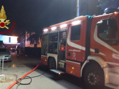 Fiamme accanto al campo nomadi, l’origine è dolosa