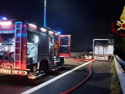 Due incendi in poco tempo a Prato, in fiamme due veicoli e un semirimorchio