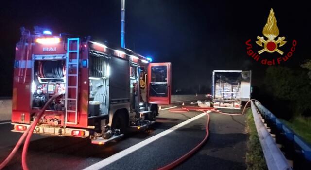 Due incendi in poco tempo a Prato, in fiamme due veicoli e un semirimorchio