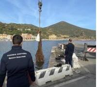 Rio Marina(Elba), la Guardia Costiera recupera tonnellate di rifiuti dal mare