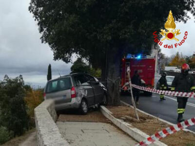 Auto perde il controllo e va a sbattere contro un muretto, Vigili del fuoco all’opera