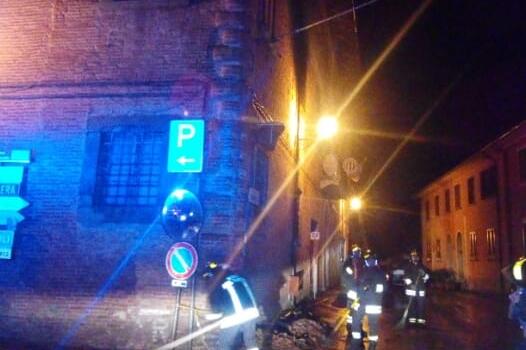 Maltempo: tre edifici evacuati nel pisano, a Volterra crolla una statua
