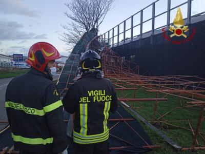 Ponteggio caduto per il maltempo a Prato