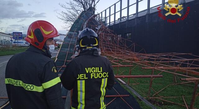 Ponteggio caduto per il maltempo a Prato