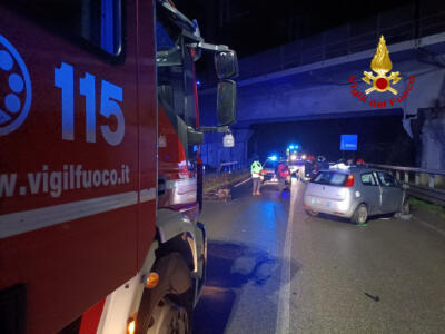 Incidente tra due auto, tre feriti