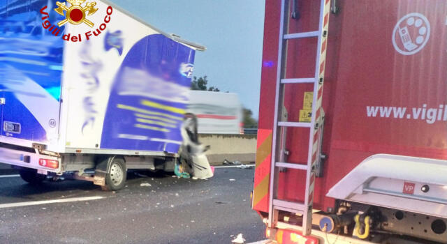 Incidente tra un furgone e un mezzo pesante, un ferito estratto dai Vigli del fuoco