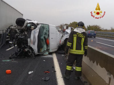 Ribaltato furgone in autostrada A1 causa incidente