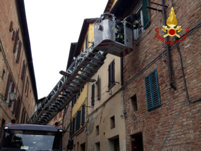 Incendio in abitazione nel centro di Siena, una persona ferita