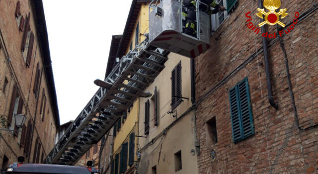 Incendio in abitazione nel centro di Siena, una persona ferita