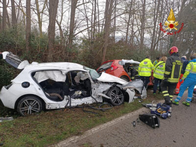 Coinvolte due vetture in un incidente, conducenti estratti dai Vigili del Fuoco