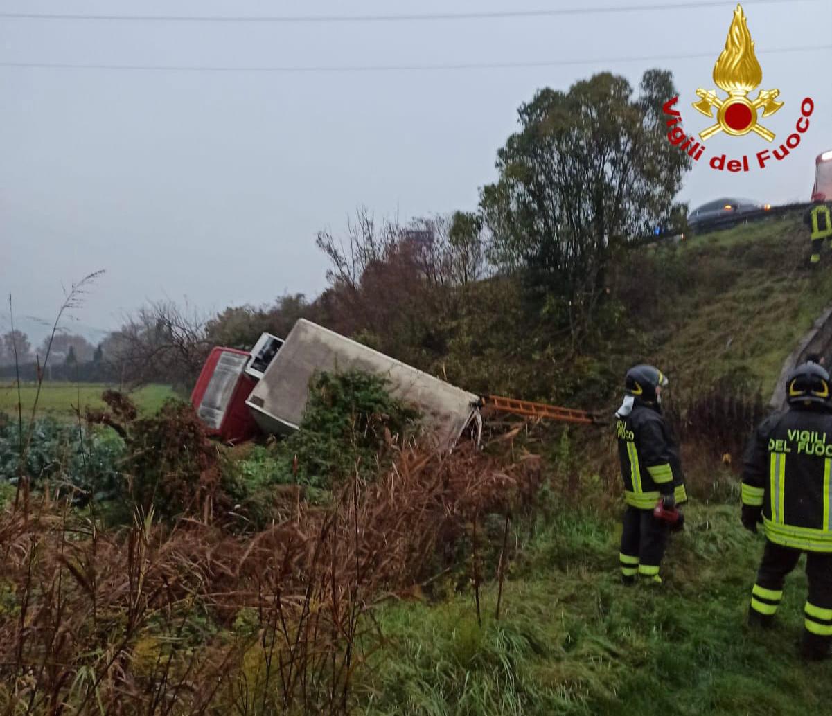 Camion esce di strada e finisce nel campo sottostante, conducente ferito