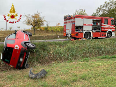 Fuori strada col minicar, soccorso dai vigili del fuoco