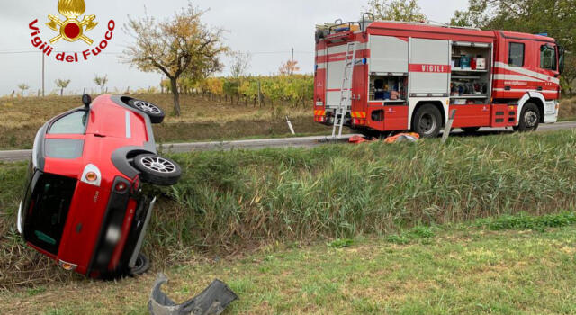 Fuori strada col minicar, soccorso dai vigili del fuoco