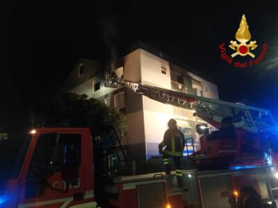 In fiamme appartamento, ecavuato palazzo a Livorno