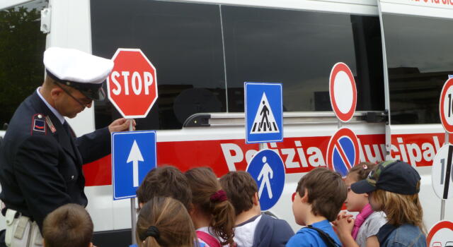 Educazione stradale in piazza, torna l&#8217;aula mobile della Polizia Municipale