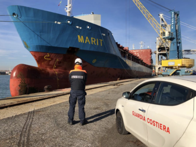 Trasporta merci pericolose senza standard di sicurezza, fermata nave olandese