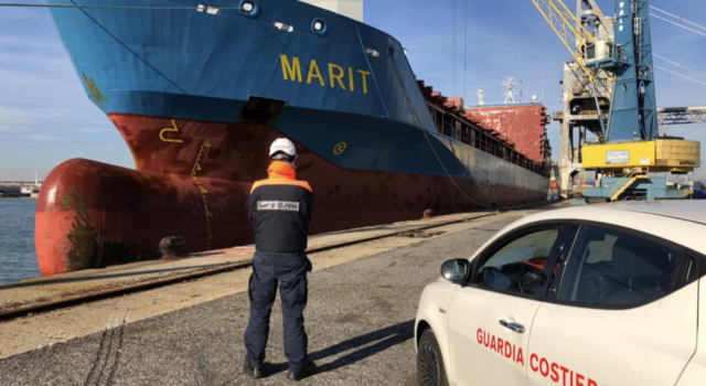 Trasporta merci pericolose senza standard di sicurezza, fermata nave olandese