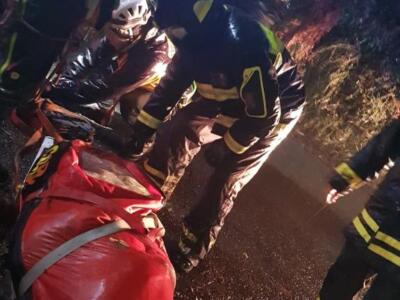 Vigili del fuoco salvano conducente finito in una scarpata con l’auto, era disperso da ore