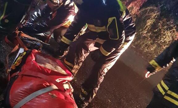 Vigili del fuoco salvano conducente finito in una scarpata con l&#8217;auto, era disperso da ore