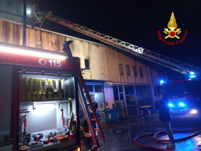 Incendio in un capannone industriale nella notte estinto dai Vigli del Fuoco