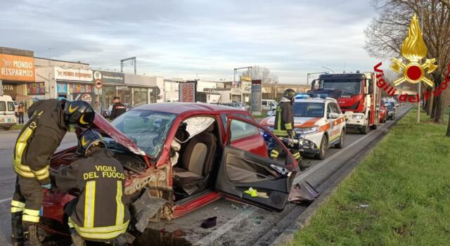 Incidente tra due auto, vigili del fuoco estraggono due feriti dalle lamiere