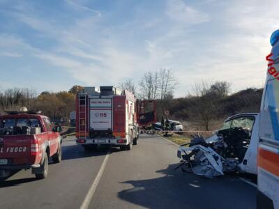 Incidente stradale, i due conducenti estratti dai vigili del fuoco